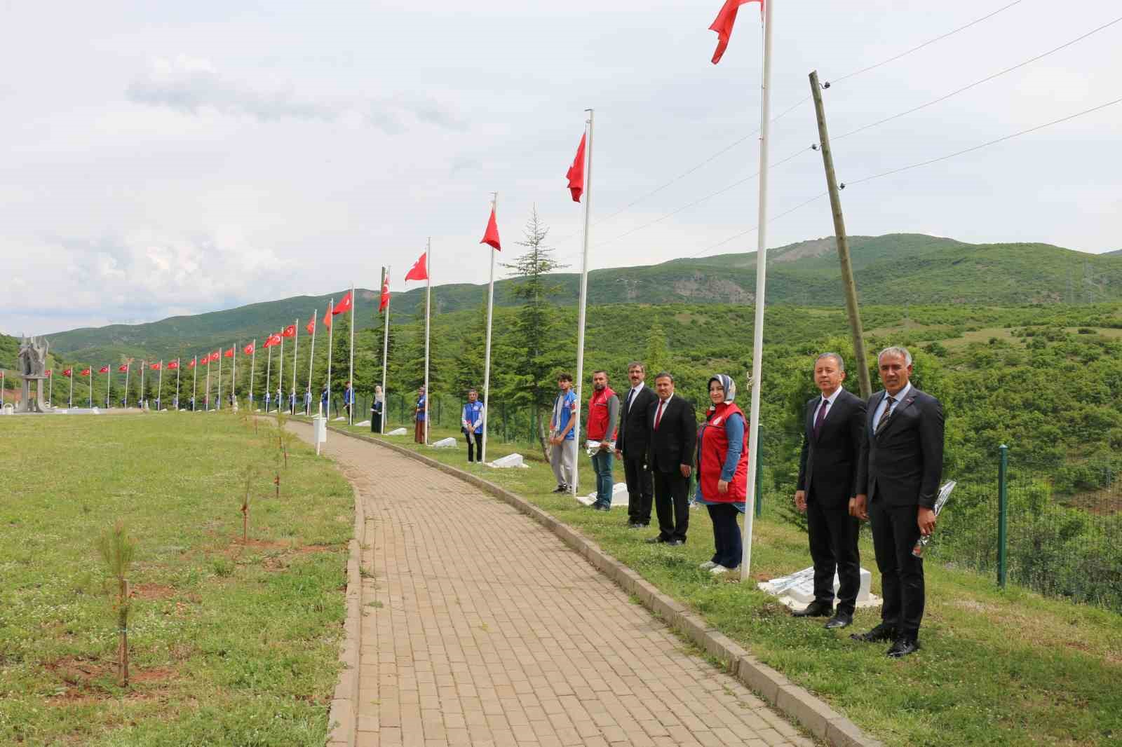 Gençler 33 şehidin anıtına karanfil bıraktı
