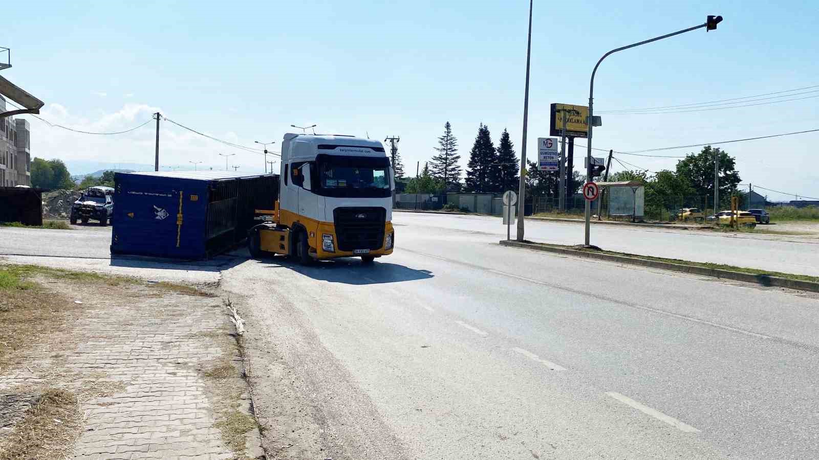 Tırın taşıdığı konteyner yola düştü
