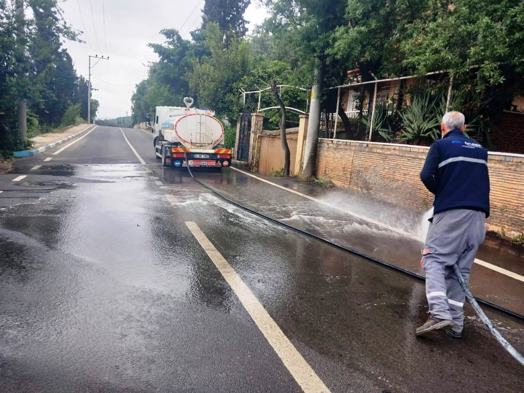 Dilovası’nda cadde ve sokaklar tazyikli suyla yıkanıyor
