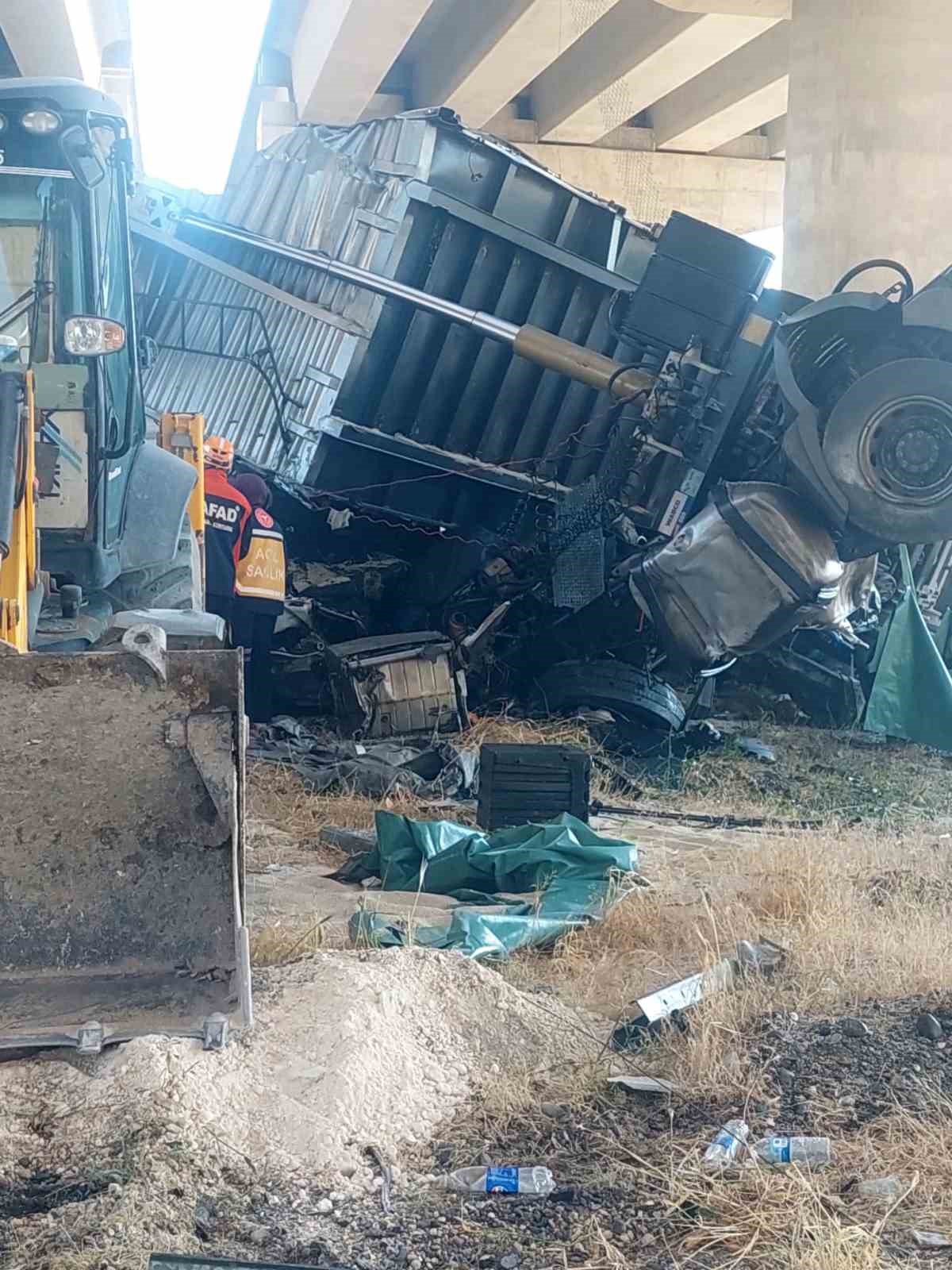 Kontrolden çıkan tır köprüden uçtu: 2 ölü
