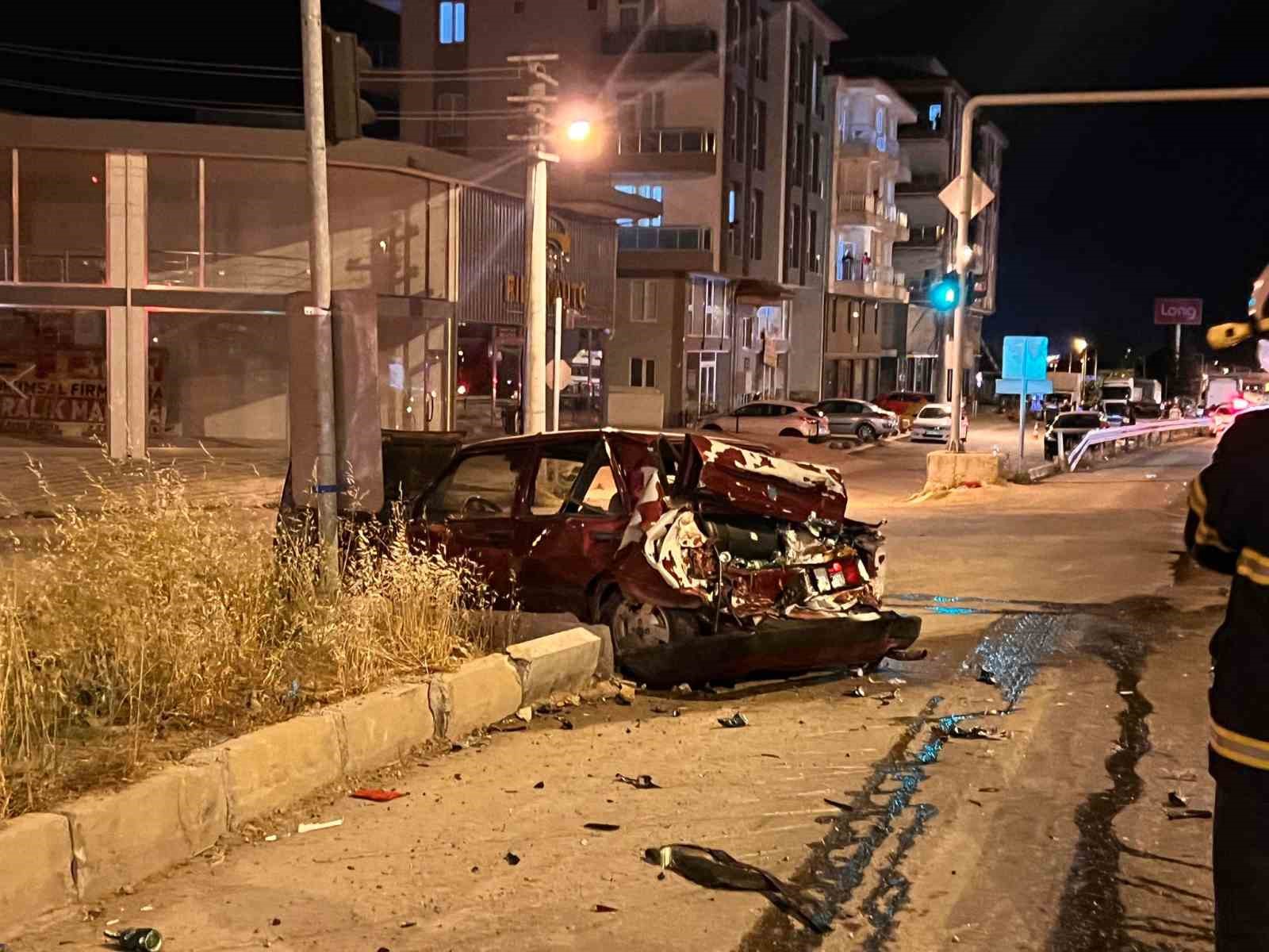 Kırmızı ışıkta bekleyen otomobile kamyon çarptı: 2 kişi yaralandı, yol trafiğe kapatıldı