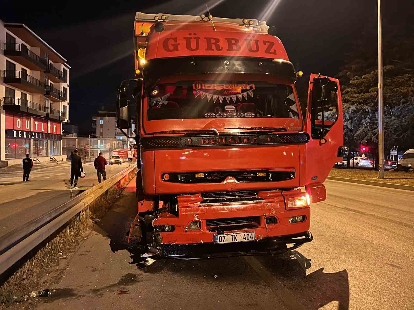 Kırmızı ışıkta bekleyen otomobile kamyon çarptı: 2 kişi yaralandı, yol trafiğe kapatıldı
