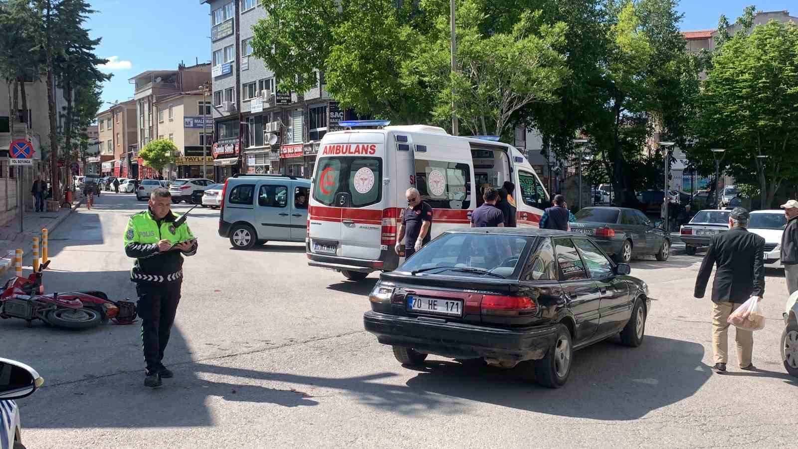 Otomobile çarpan bisikletteki 2 kişinin yola savrulması kamerada
