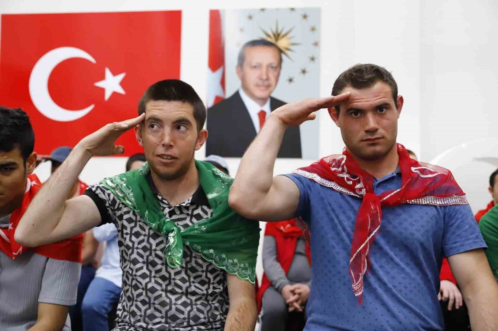 Aksaray&rsquo;da &ouml;zel gen&ccedil;lere asker kınası yakıldı
