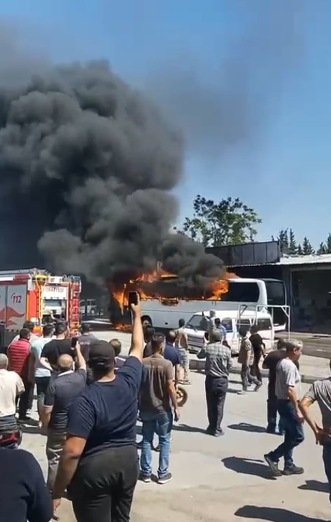 Park halindeki otobüs alev alev yandı
