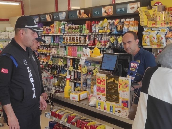 Gediz&rsquo;de zincir marketlerde denetimler ger&ccedil;ekleştirildi
