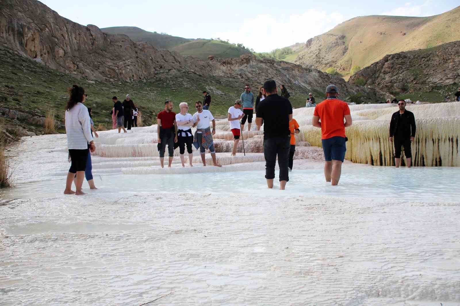 Pamukkale değil Başkale travertenleri
