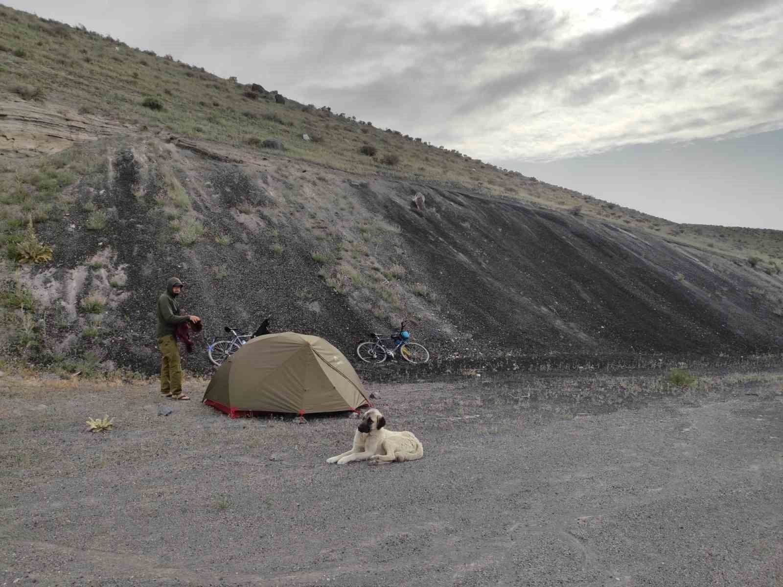 Alman çift bisikletle Meke Gölü’ne ulaştı
