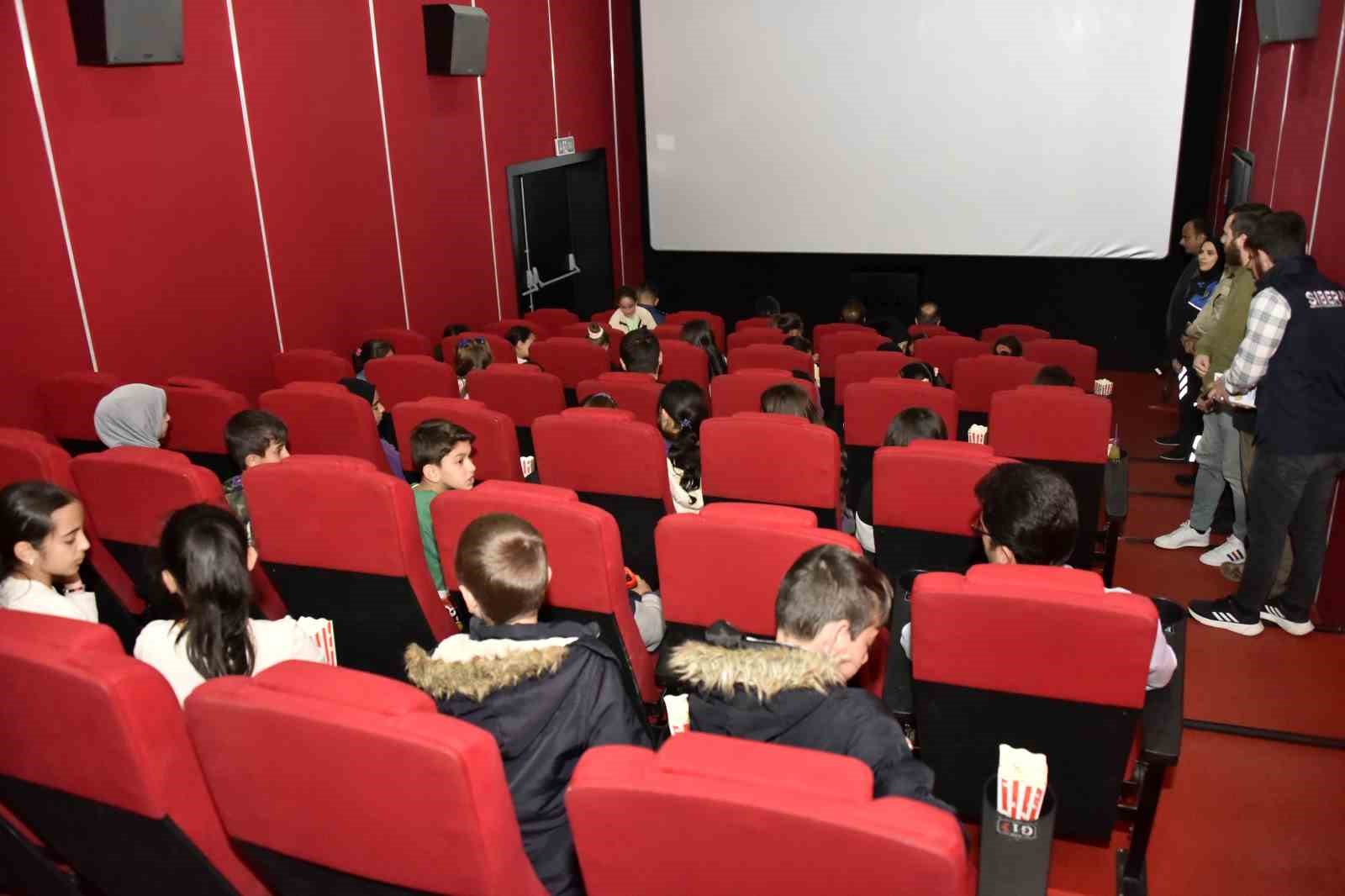 Gümüşhane’de çocuklar sinema keyfiyle bilinçleniyor
