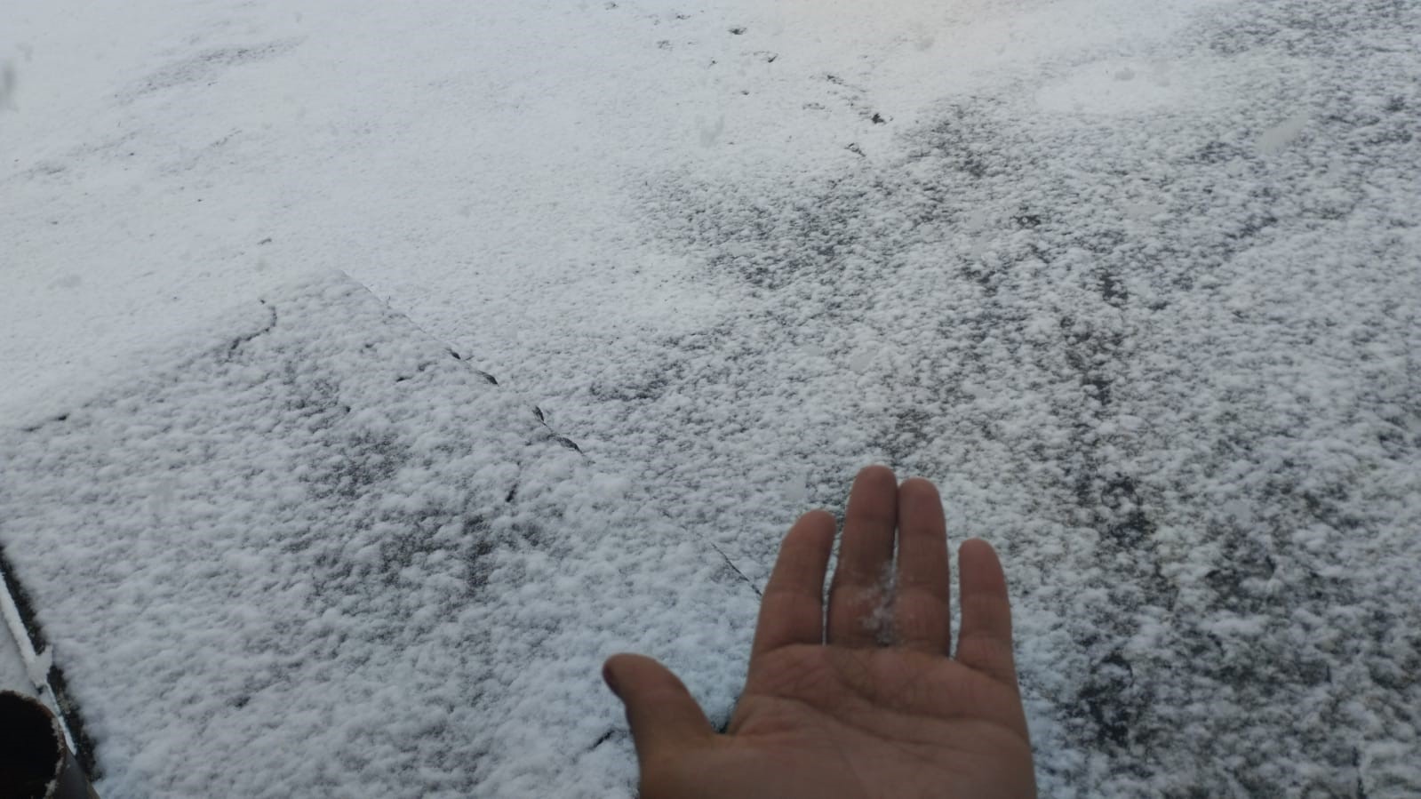 Ağrı’da mayıs ayında kar yağışı köyü kışa döndürdü