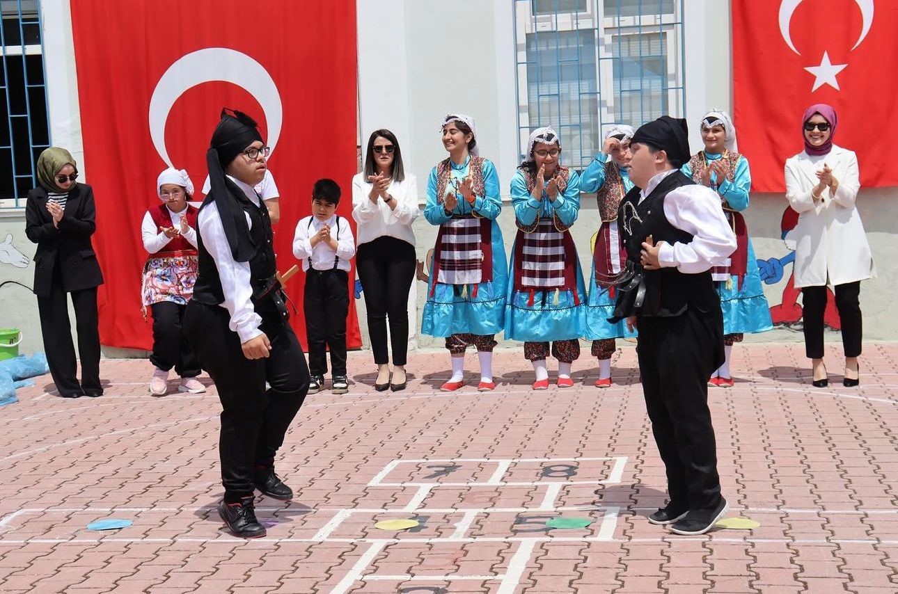 Özel çocukların gösterisi ayakta alkışlandı