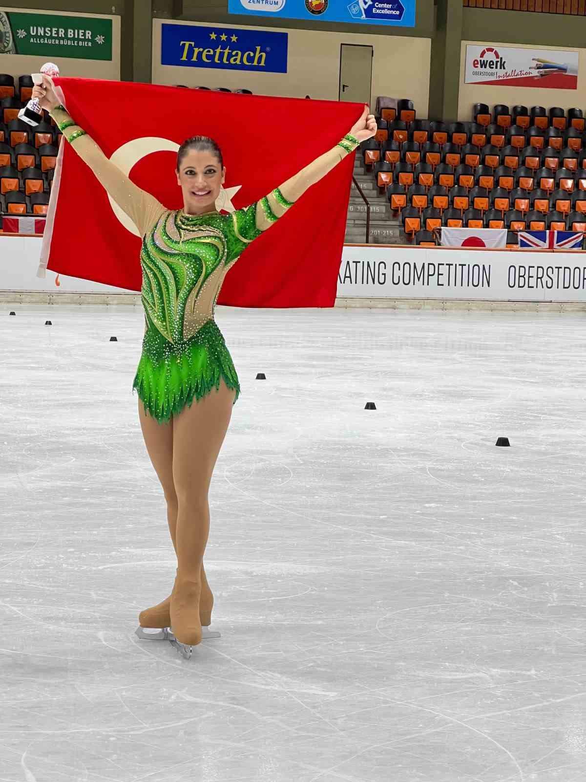 Uluslararası Yetişkinler Artistik Buz Pateni Yarışması&rsquo;nda b&uuml;y&uuml;k başarı
