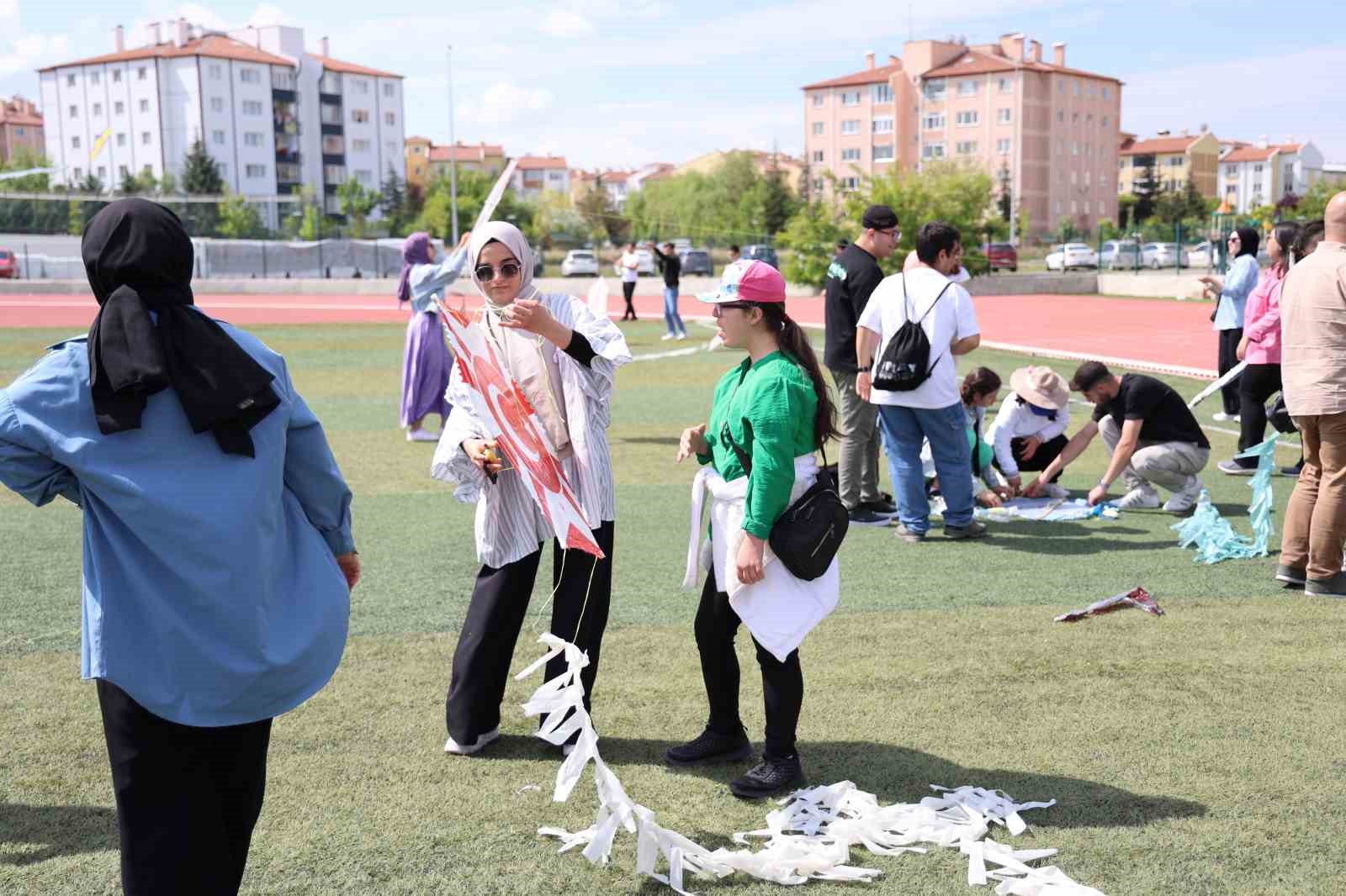 Özel çocuklar uçurtma şenliğinde eğlendi