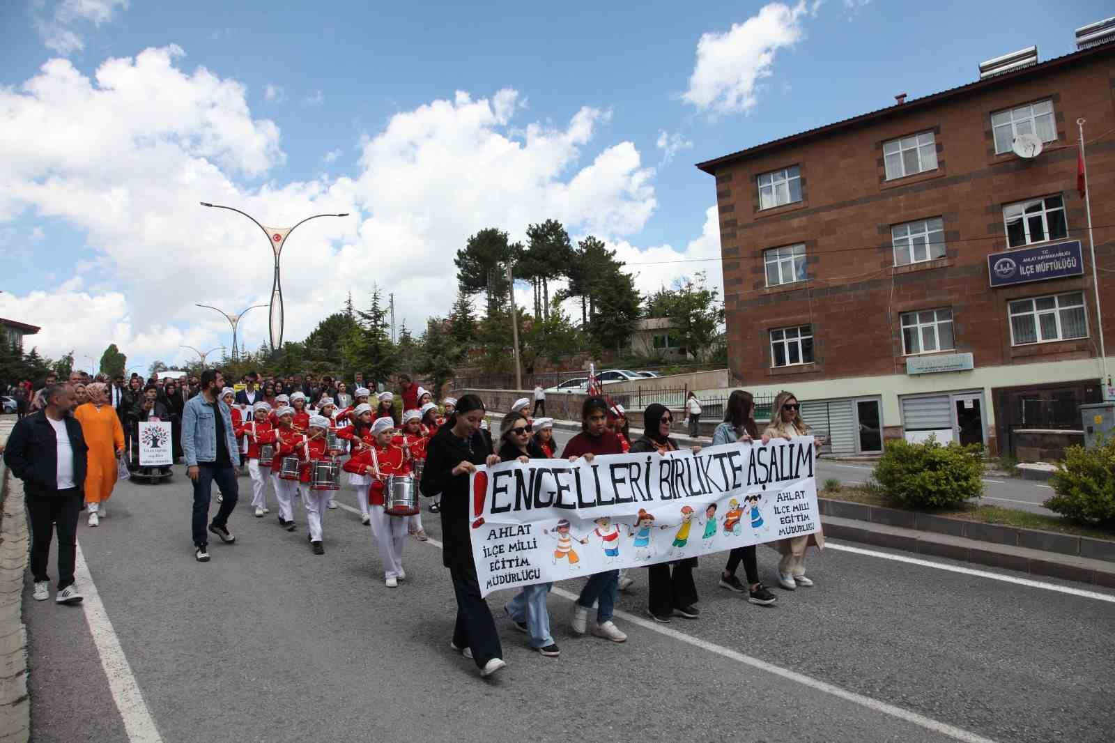 Ahlat’ta engelliler için farkındalık yürüyüşü
