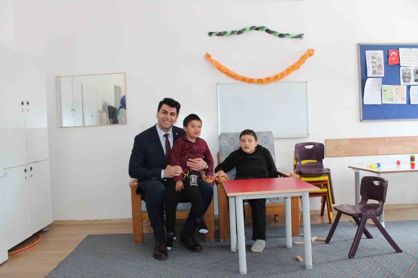 Hisarcık Kaymakamı Bahar ve Başkan Demirtaş &ouml;zel &ouml;ğrencilerle bir araya geldi
