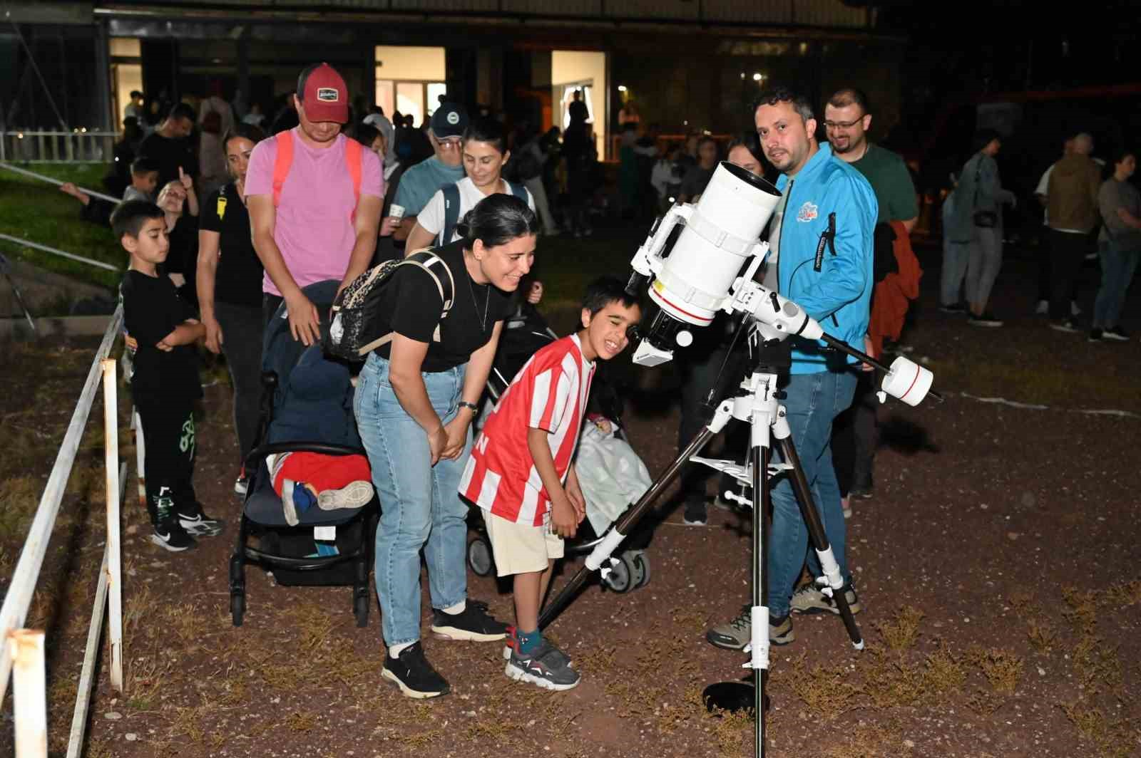 Antalya, Bilim Merkezi’nden dünyanın uydusunu gözlemledi
