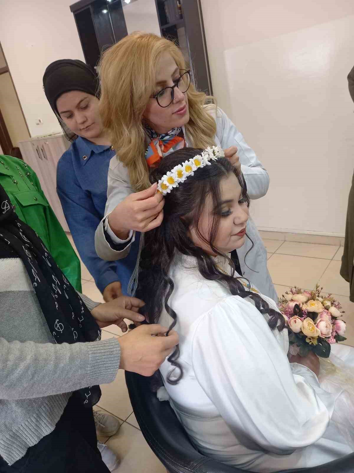 Mimar Sinan Gençlik Merkezi gelin adaylarının yanında