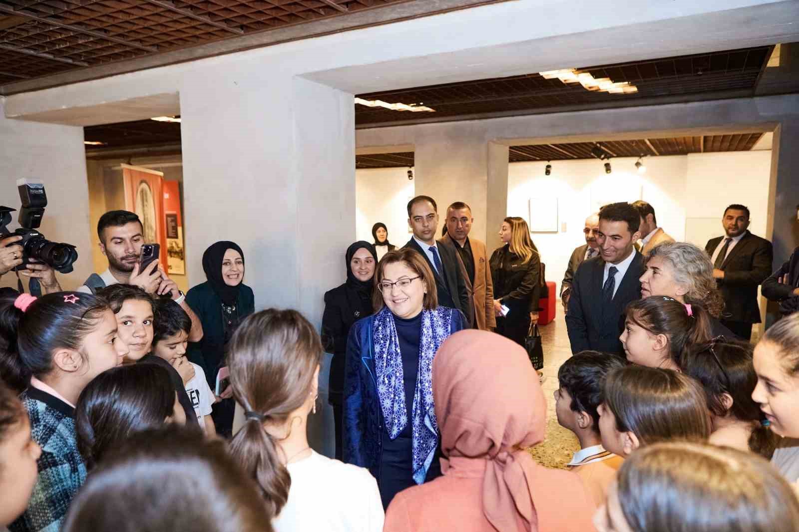 Şahin, çocuklarla Medine kahramanı Fahreddin Paşa’yı anlatan sergiyi gezdi