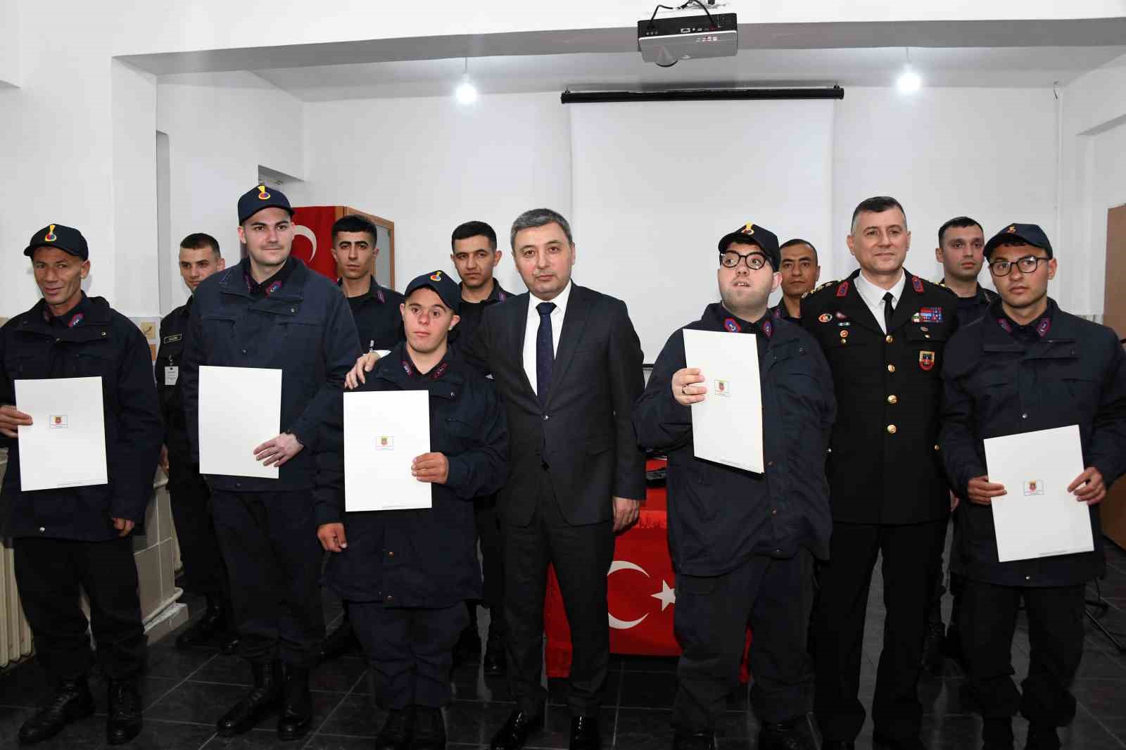 Bir g&uuml;nl&uuml;ğ&uuml;ne &ccedil;akı gibi asker oldular
