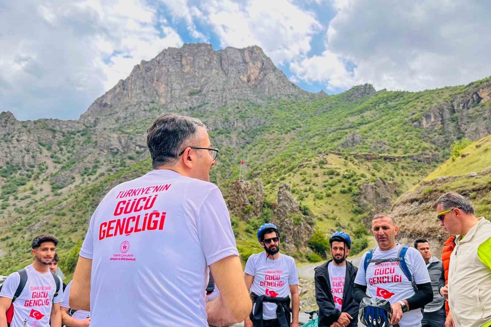 Vali &Ccedil;elik, gen&ccedil;lerle birlikte bisiklet s&uuml;rd&uuml;
