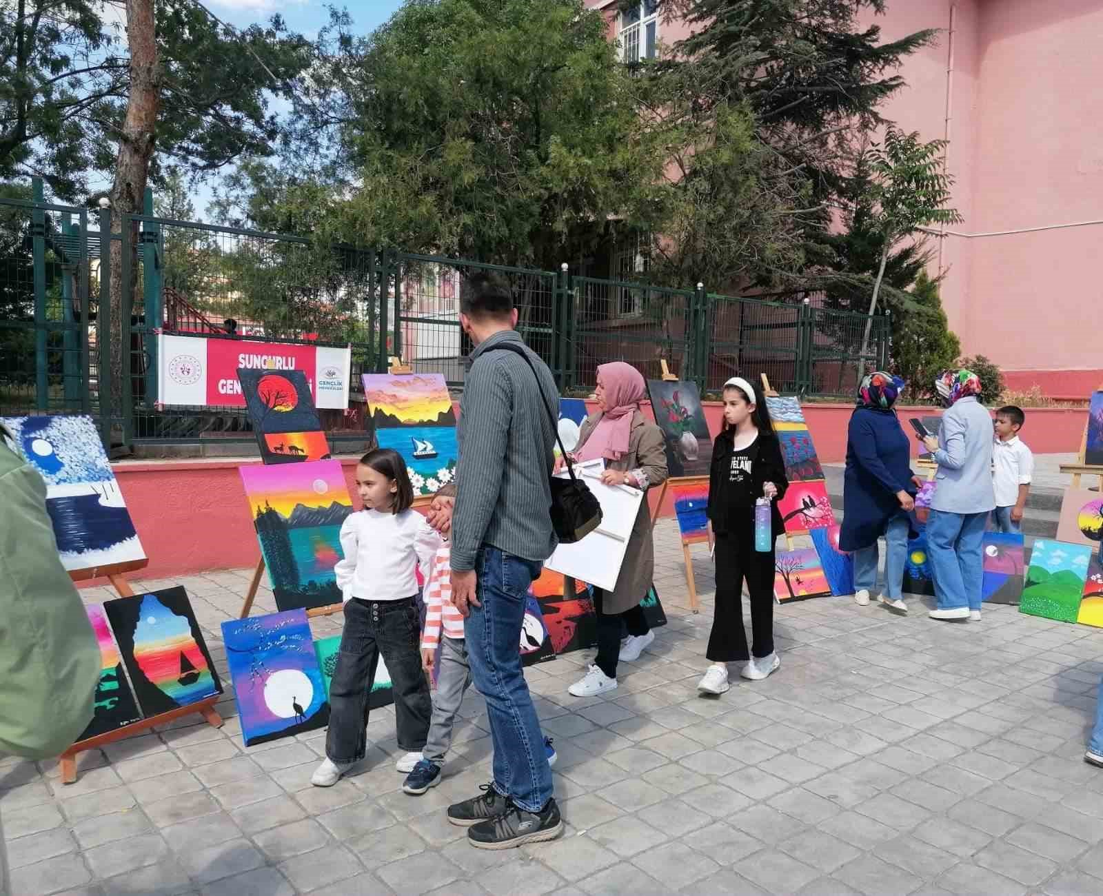 Kursiyerlerin yaptığı resimleri Atat&uuml;rk meydanın da g&ouml;r&uuml;c&uuml;ye &ccedil;ıktı
