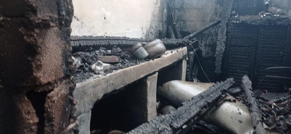 Adana&rsquo;da alevlere teslim olan ev k&uuml;le d&ouml;nd&uuml;
