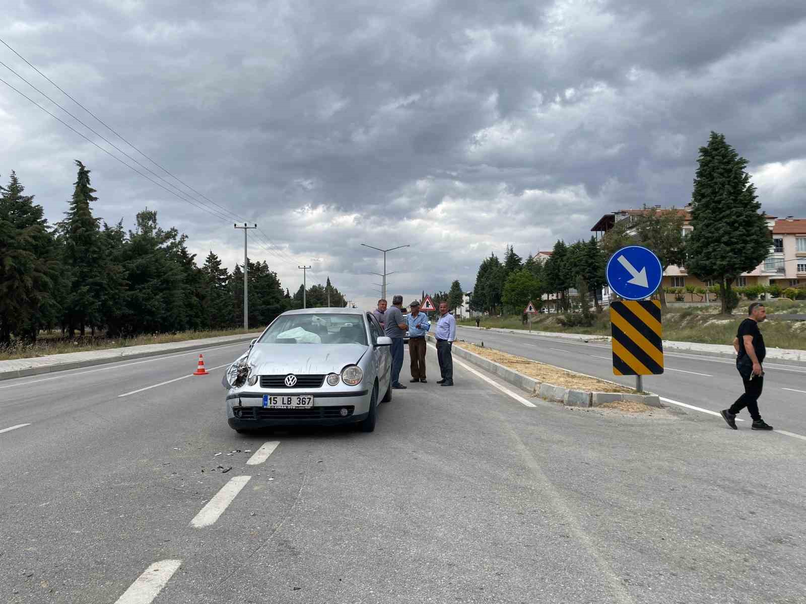 S&uuml;t kamyonuna &ccedil;arpan otomobildeki 1 kişi yaralandı
