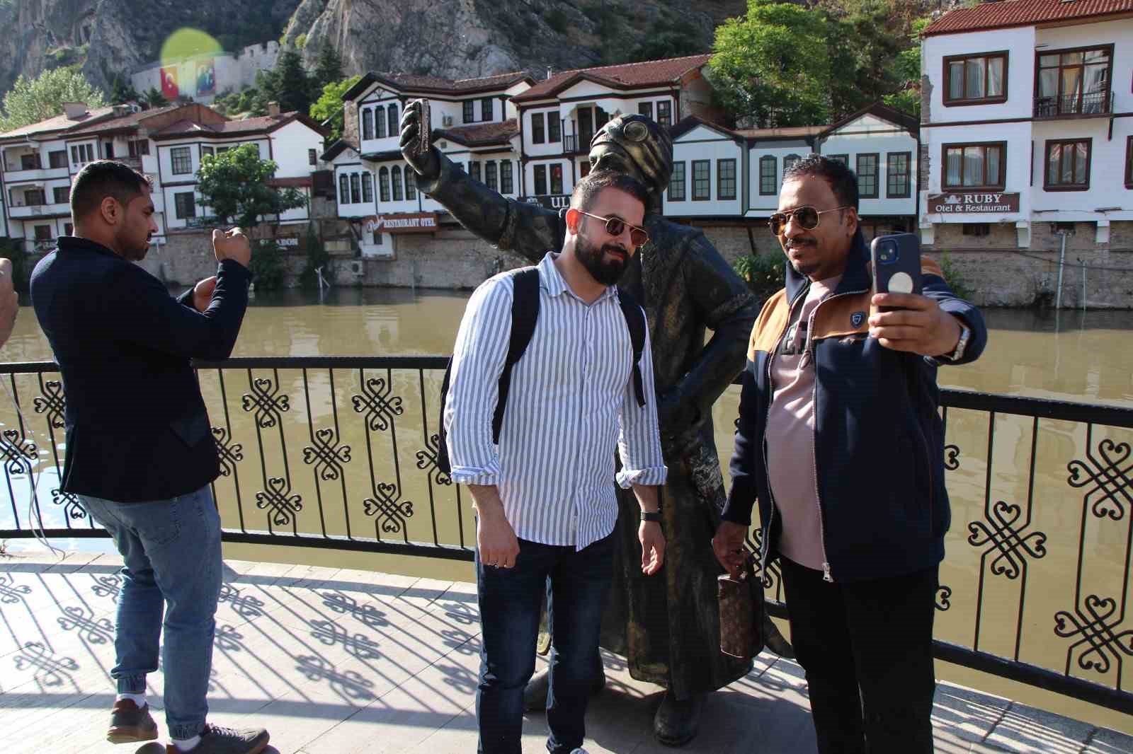 Amasya’da selfieci şehzade heykeline boyalı saldırı