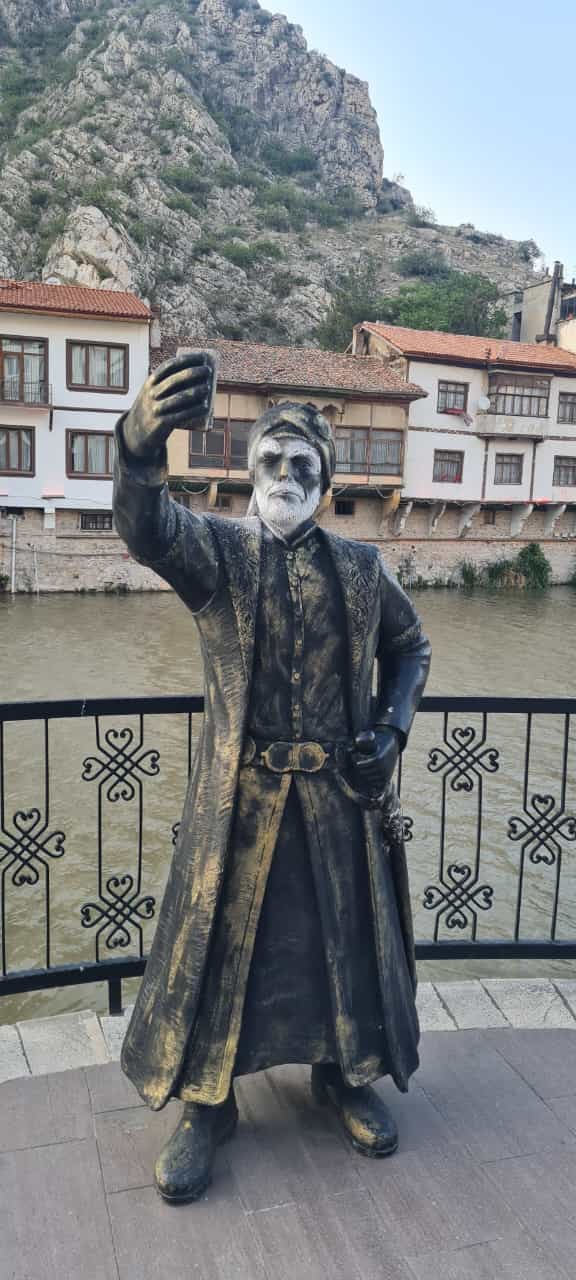 Amasya’da selfieci şehzade heykeline boyalı saldırı
