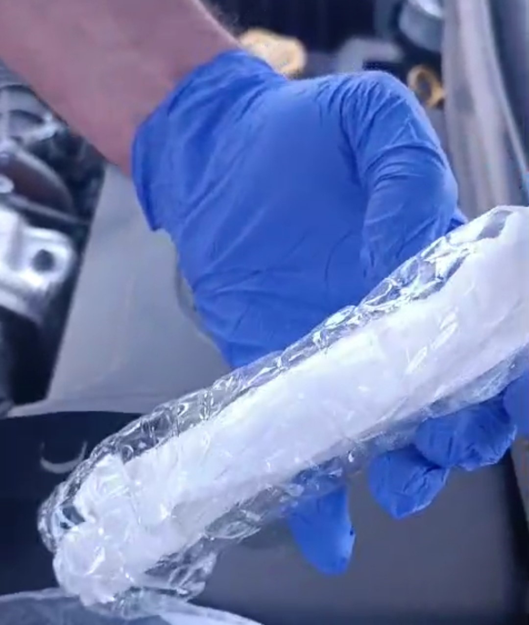 Otomobilden pe&ccedil;eteye emdirilmiş uyuşturucu &ccedil;ıktı: 2 kişi tutuklandı
