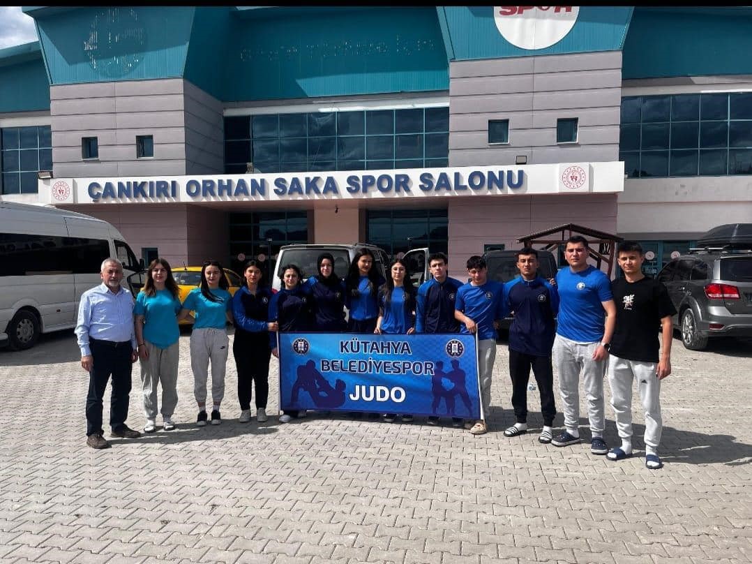 Kütahyalı sporcular Kuraş Şampiyonasından kupalarla döndü
