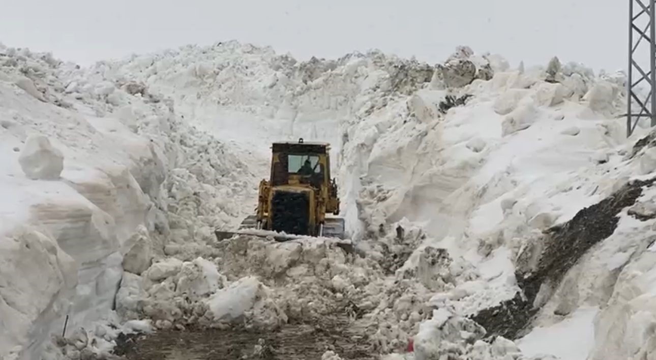 Şırnak’ta mayıs ayında 10 metrelik karda yol açma çalışmaları sürüyor
