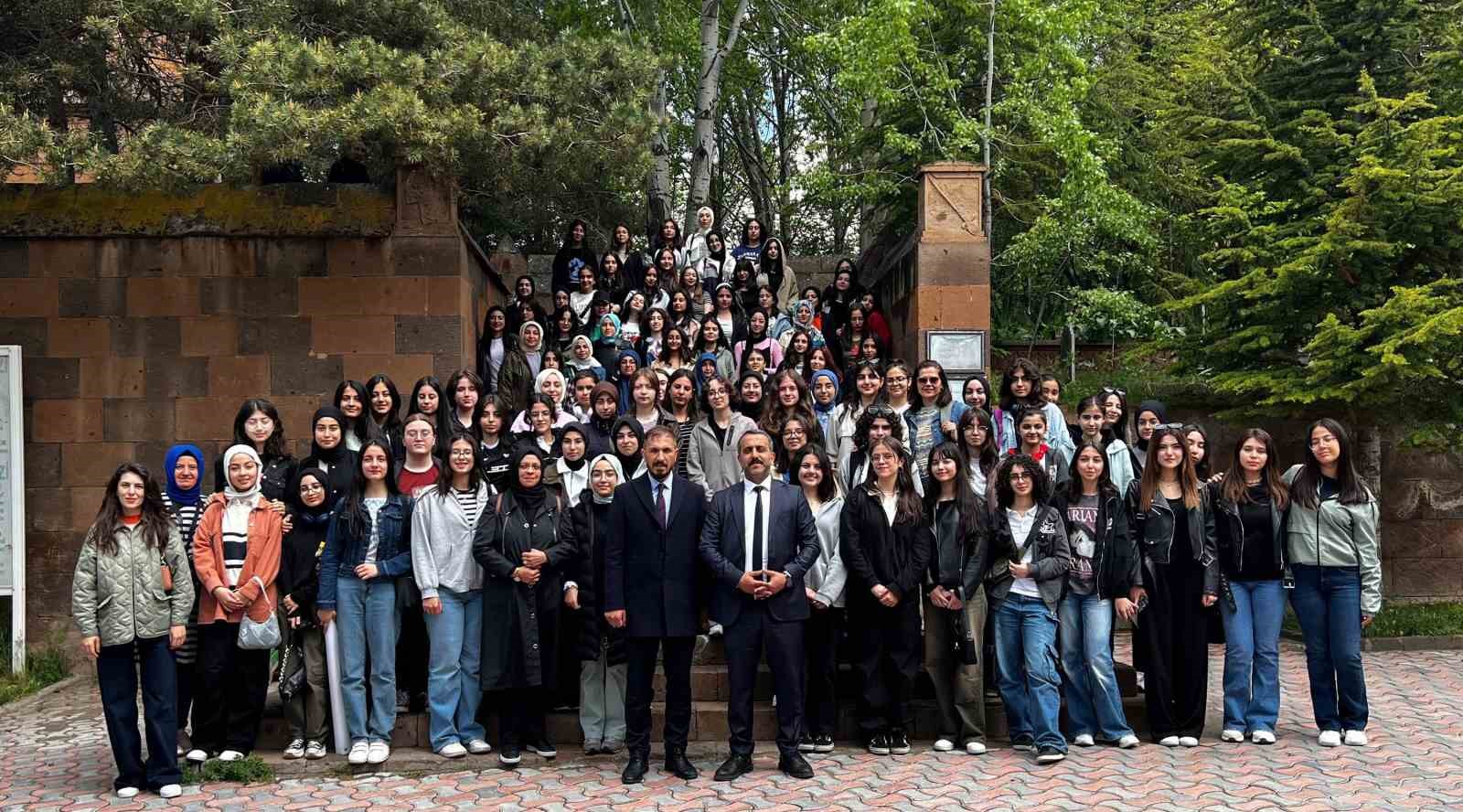 "Maziden Atiye Ahlat" programıyla &ouml;ğrencilere b&ouml;lge tanıtılıyor
