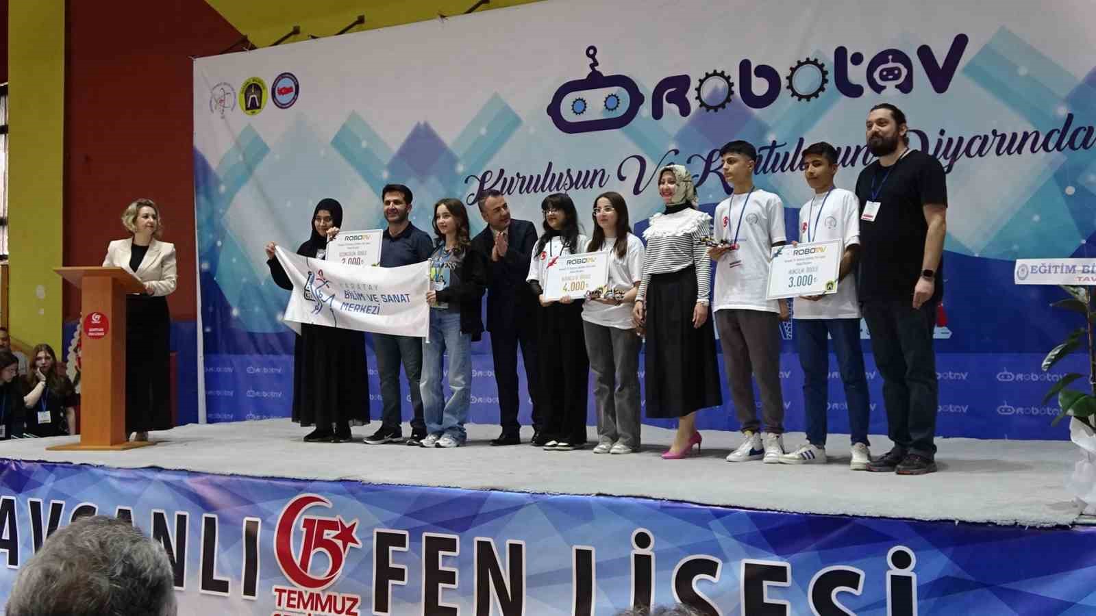 Tavşanlı Fen Lisesinde &ouml;ğrenciler yaptıkları robotlar ile yarıştı
