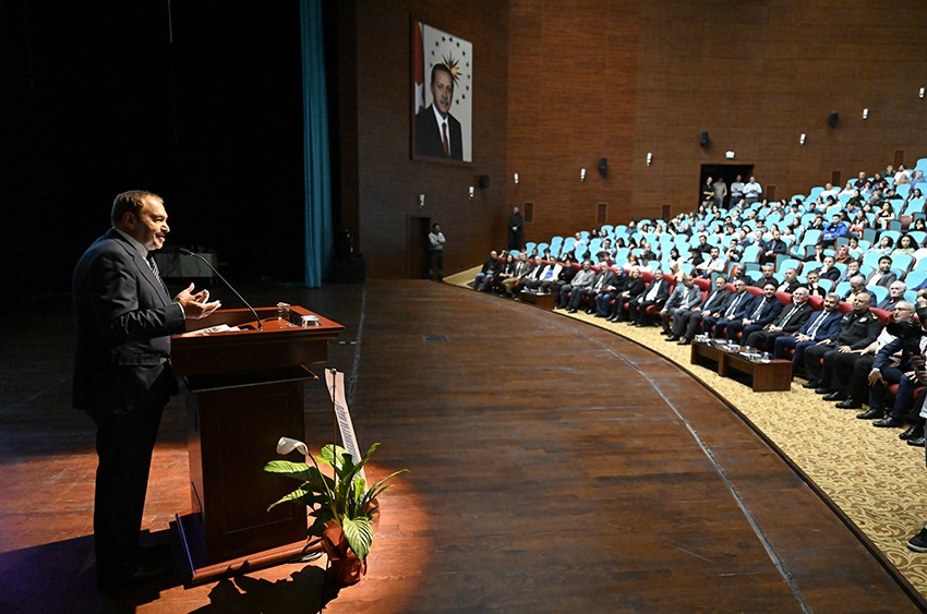 Eski Orman ve Su İşleri Bakanı Prof. Dr. Eroğlu, Uşak Üniversitesi öğrencileriyle buluştu
