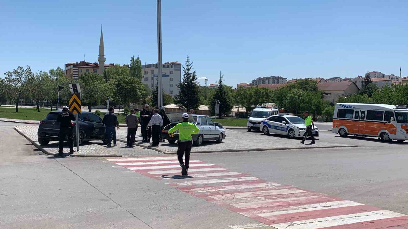 Kazada yaralanan çocuğu ambulansa kucağında götürdü
