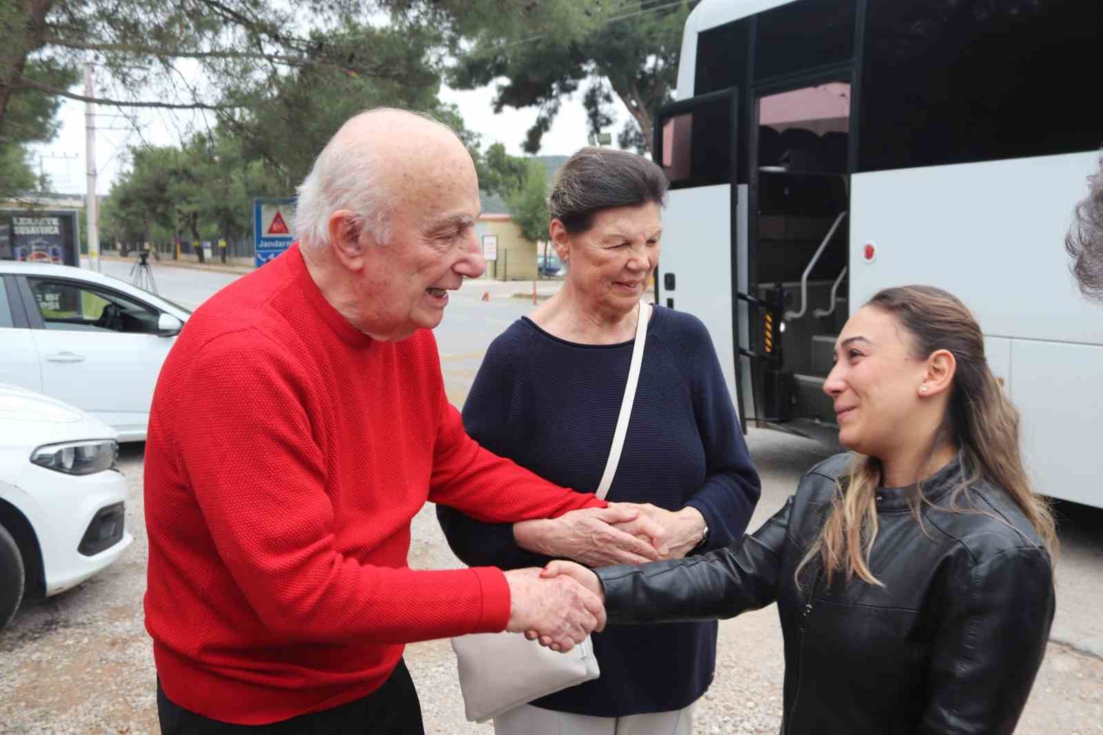 Resmi Gazete&rsquo;de yayınlanan kararla affedilen 28 Şubat davası sanıklarından Orgeneral &Ccedil;etin Doğan, tutuklu bulunduğu Buca Kırıklar 1 No&rsquo;lu F Tipi Cezaevi&rsquo;nden tahliye edildi.
