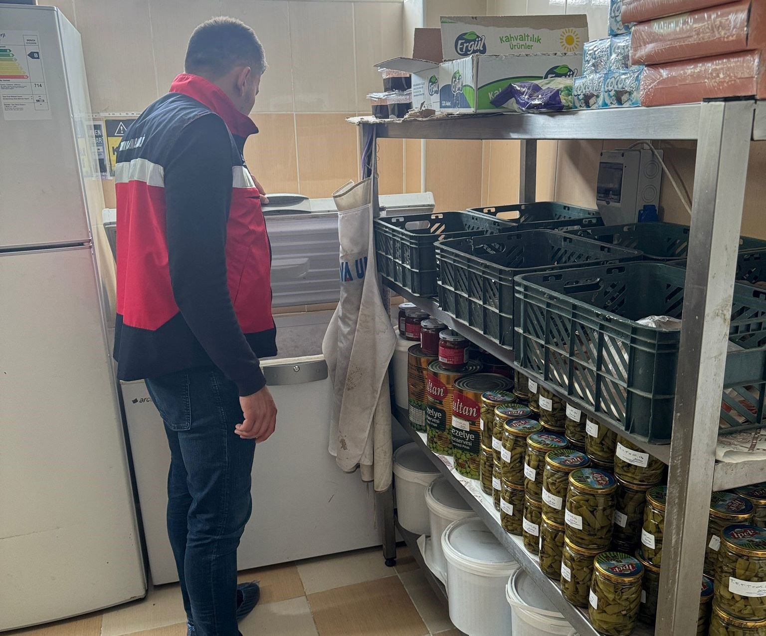 Dumlupınar’da gıda işletmeleri ve yem satış yerlerinde denetim