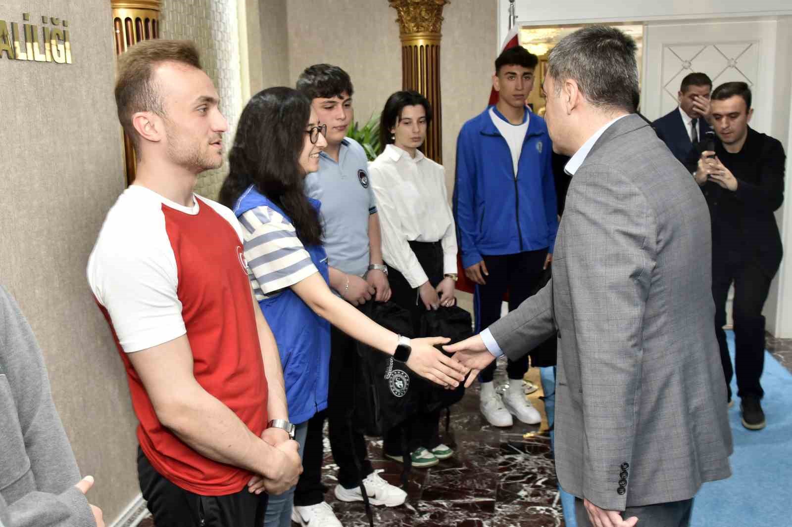 G&uuml;m&uuml;şhane&rsquo;de gen&ccedil;ler &ouml;d&uuml;llerini aldı
