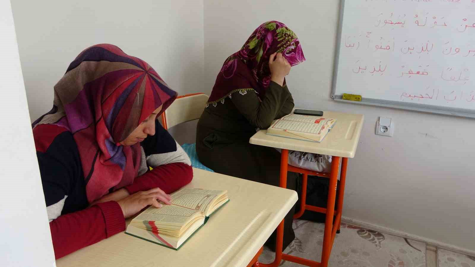 Tatvanlı ev kadınları Kur&rsquo;an-ı Kerim&rsquo;i &ouml;ğreniyor

