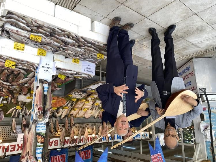 Karadeniz alası somon balığının fiyatı d&uuml;şt&uuml;, halk ozanları balıklar i&ccedil;in mani okudu
