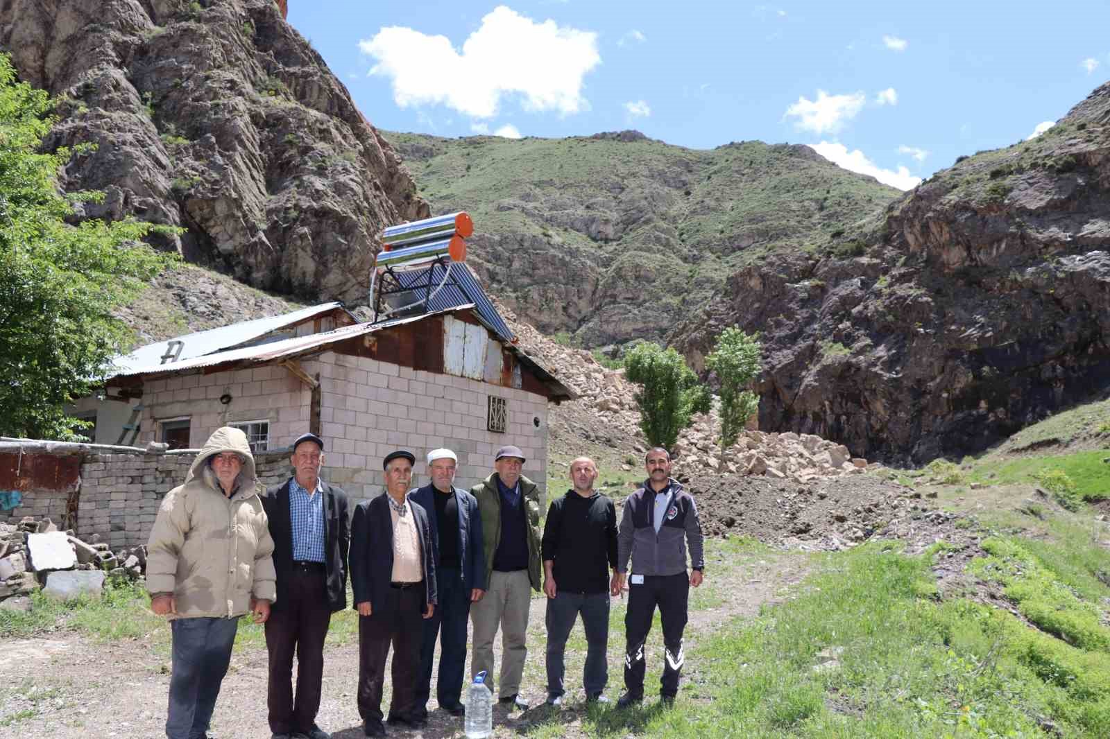 Oltu&rsquo;da sağanak yağış heyelana neden oldu
