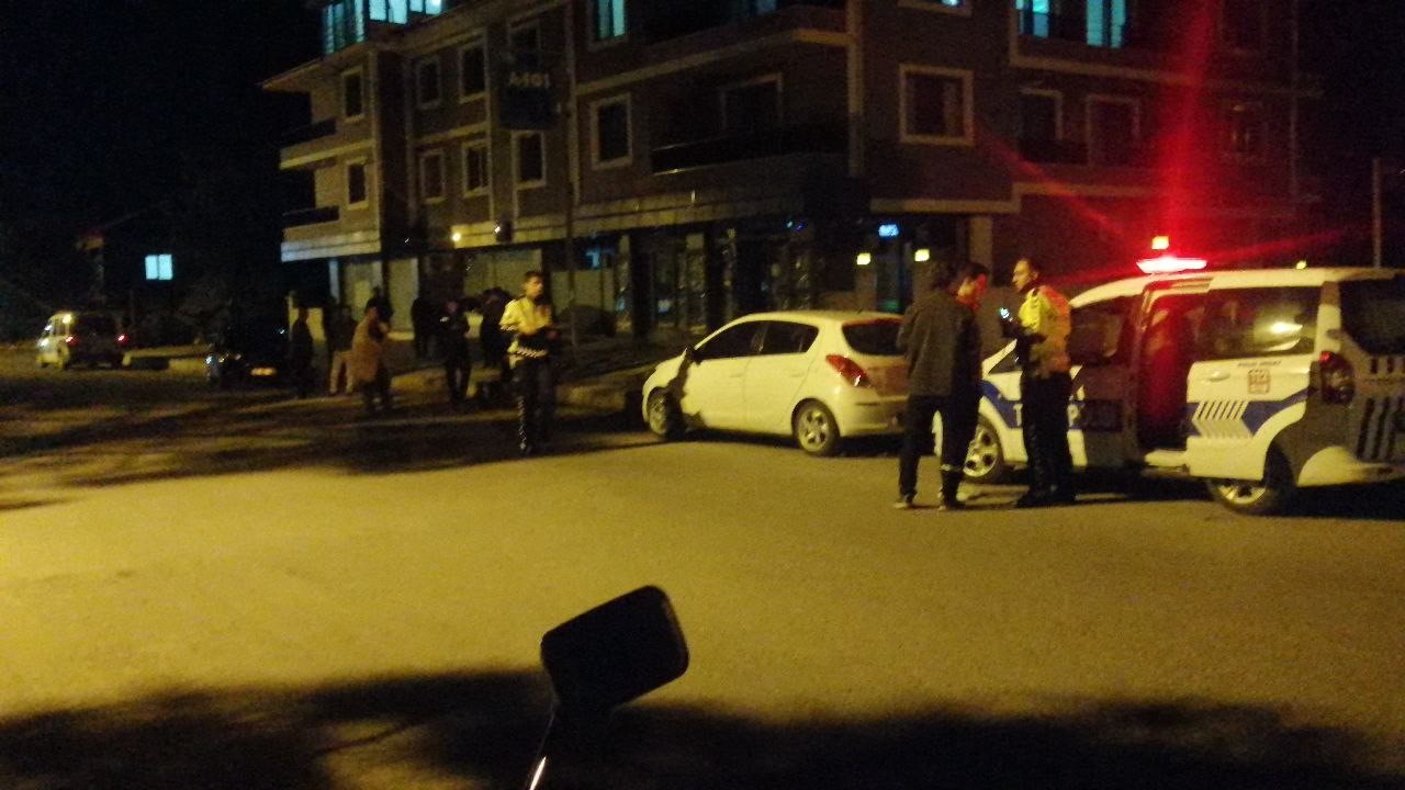 Ehliyetsiz s&uuml;r&uuml;c&uuml;n&uuml;n kullandığı motosikletle otomobil &ccedil;arpıştı: 3 yaralı
