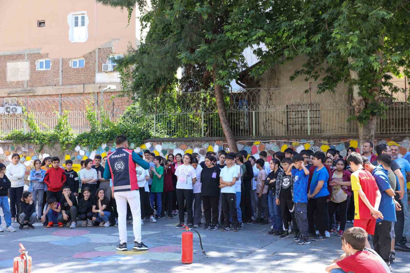 İtfaiyeden &ouml;ğrencilere uygulamalı eğitim
