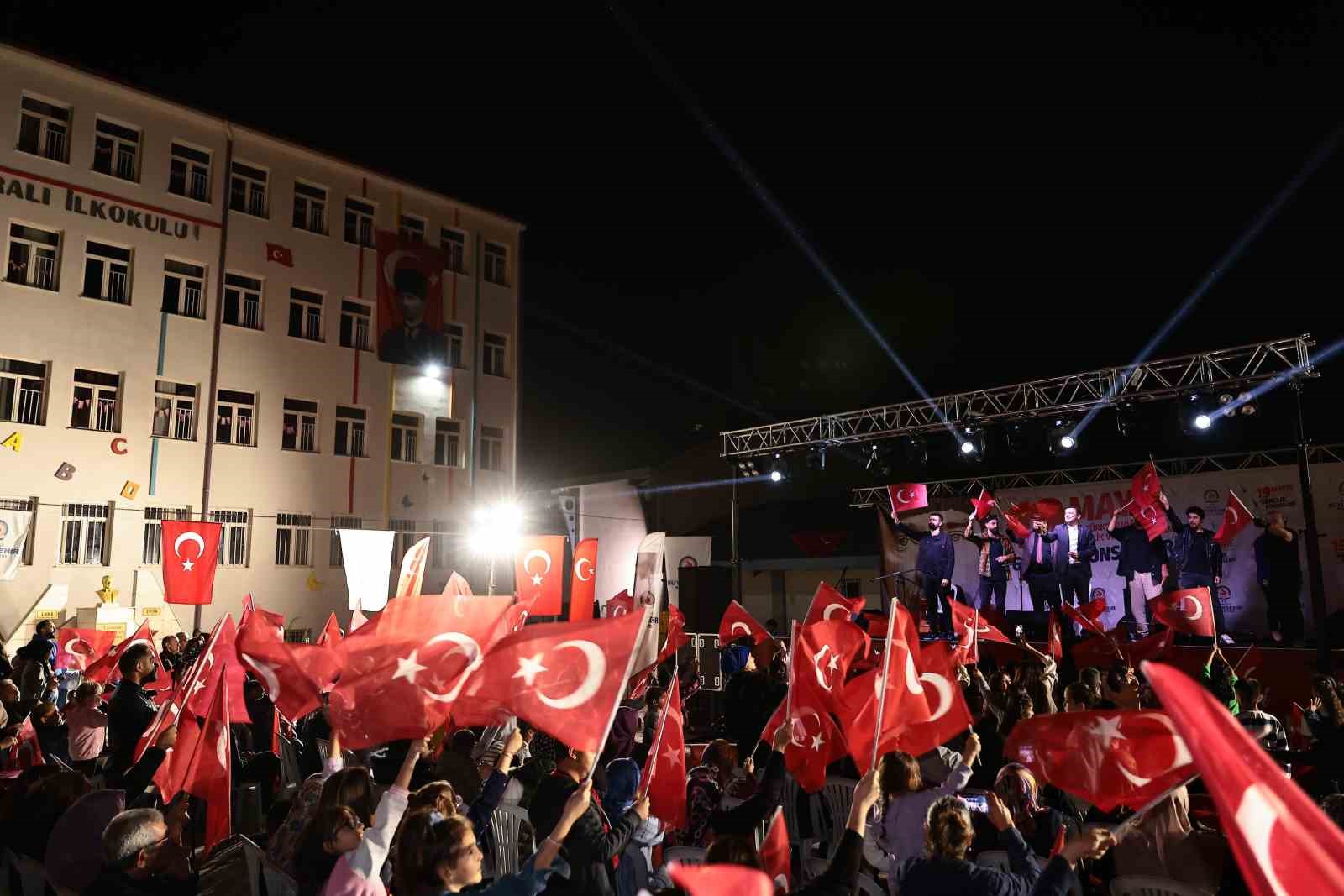 Başkan &Ccedil;avuşoğlu vatandaşların coşkusuna ortak oldu
