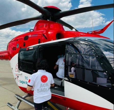 Ambulans helikopter yaşlı hasta için havalandı
