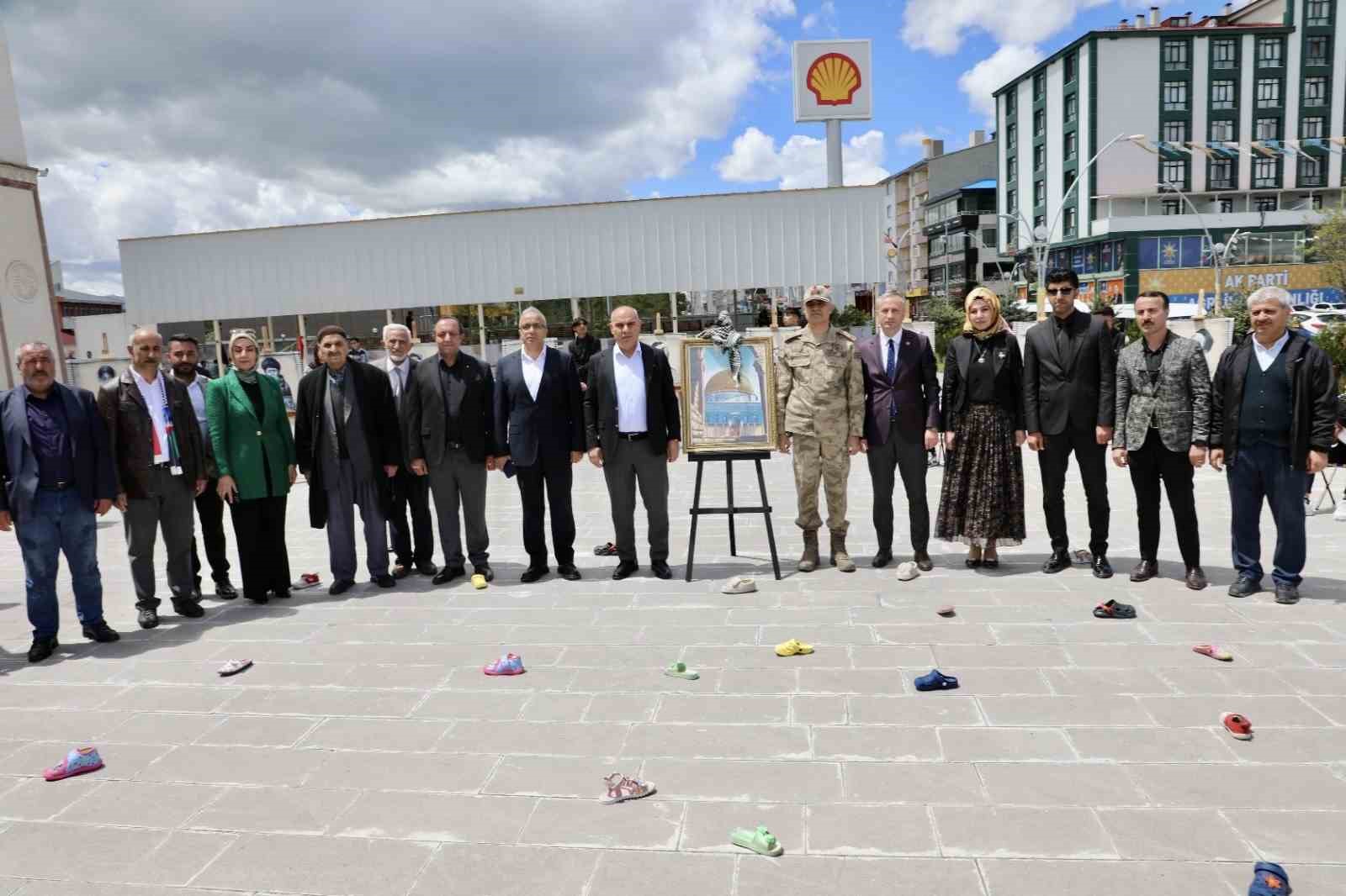 Gazze’deki savaşın basına yansıyan görüntüleri öğrenciler tarafından resmedildi
