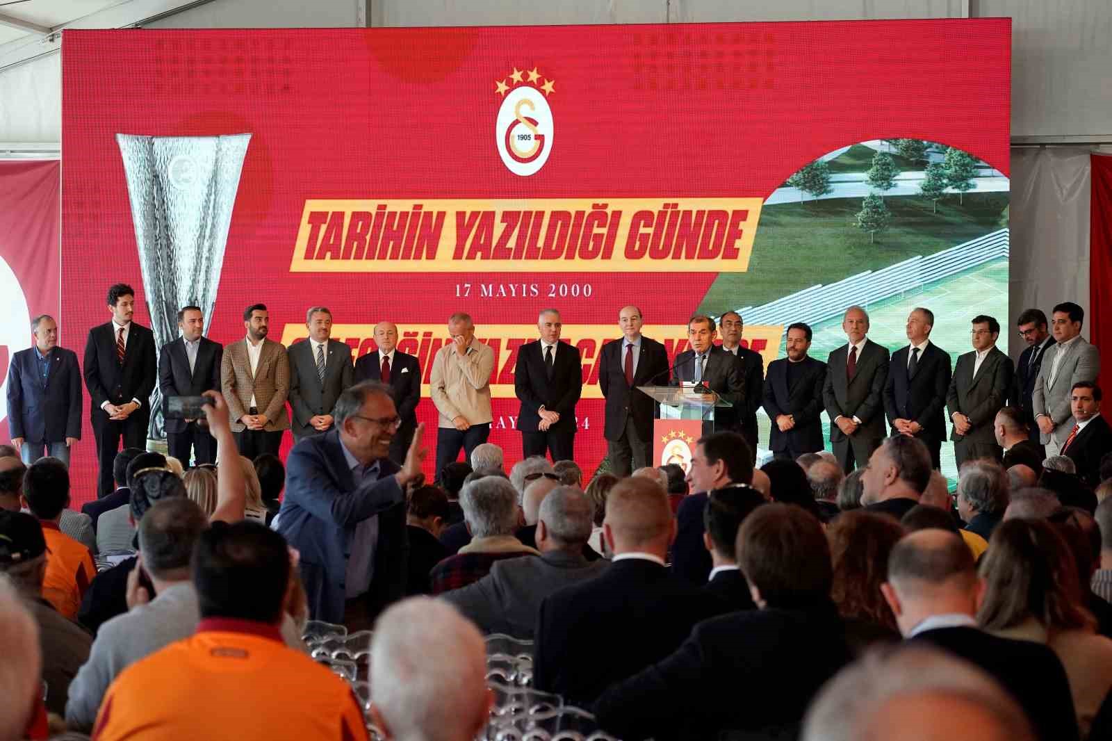 Galatasaray camiası, UEFA Kupası’nın yıl dönümünde Kemerburgaz Metin Oktay Tesisleri’nde buluştu
