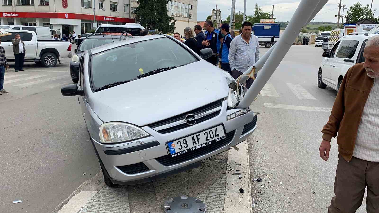Uzunk&ouml;pr&uuml;&rsquo;de direksiyon hakimiyetini kaybeden s&uuml;r&uuml;c&uuml; ref&uuml;je &ccedil;ıktı
