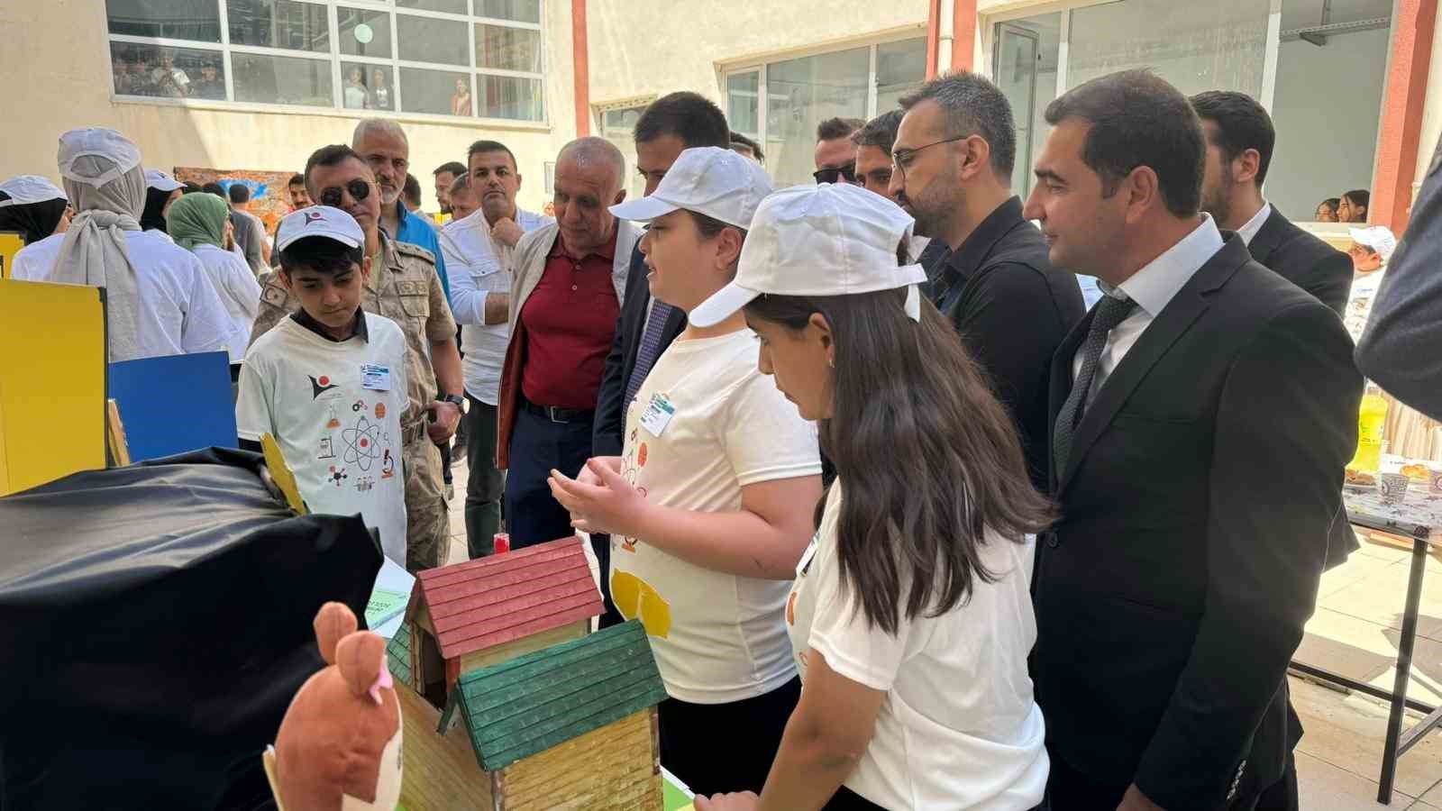 Dicle’de öğrenciler çalışmalarını sergiledi